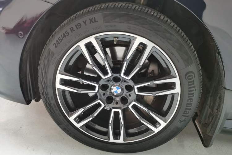 Used BMW 5 Series 2024 530Li Luxury Edition M Sport Package Left Front Wheel Hub