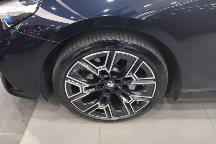Used BMW 5 Series 2024 530Li Luxury Edition M Sport Package Left Front Wheel Hub