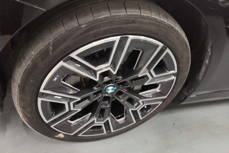 Used BMW 5 Series 2024 530Li Luxury Edition M Sport Package Left Front Wheel Hub
