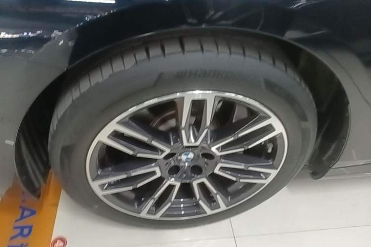 Used BMW 5 Series 2024 530Li Leading Model M Sport Package Left Front Wheel Hub