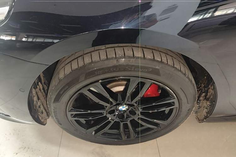 Used BMW 5 Series 2024 530Li Leading Model M Sport Package Left Front Wheel Hub