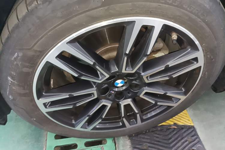 Used BMW 5 Series 2024 525Li M Sport Package Left Front Wheel Hub