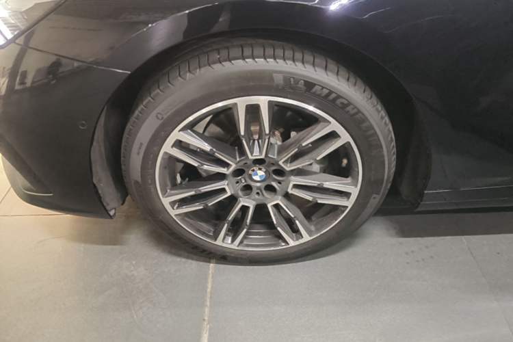 Used BMW 5 Series 2024 525Li M Sport Package Left Front Wheel Hub
