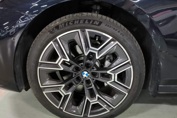 Used BMW 5 Series 2024 530Li Luxury Edition M Sport Package Left Front Wheel Hub