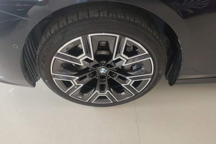 Used BMW 5 Series 2024 530Li Luxury Edition M Sport Package Left Front Wheel Hub