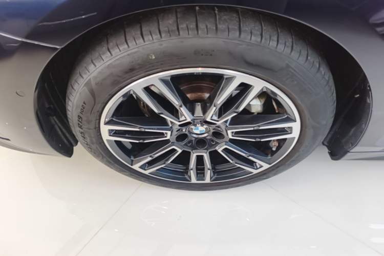 Used BMW 5 Series 2024 525i M Sport Package Left Front Wheel Hub
