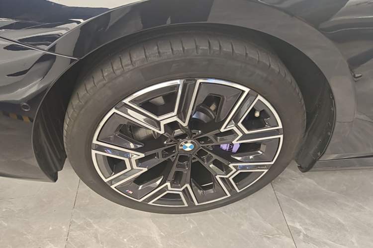 Used BMW 5 Series 2024 530Li Luxury Edition M Sport Package Left Front Wheel Hub