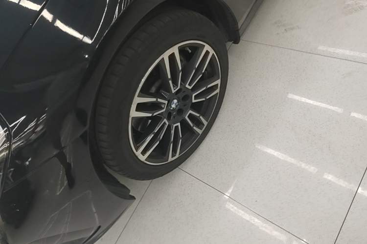 Used BMW 5 Series 2024 530Li Leading Model M Sport Package Left Front Wheel Hub