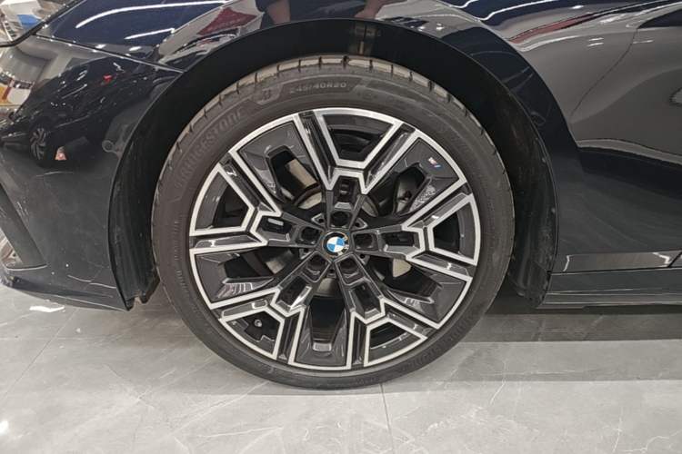 Used BMW 5 Series 2024 530Li Luxury Edition M Sport Package Left Front Wheel Hub