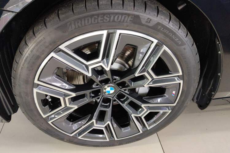 Used BMW 5 Series 2024 530Li Luxury Edition M Sport Package Left Front Wheel Hub