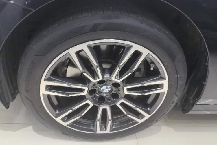 Used BMW 5 Series 2024 530Li Leading Model M Sport Package Left Front Wheel Hub