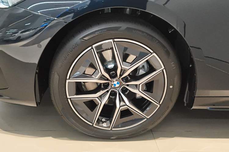 Used BMW 5 Series 2024 530i Leading Model M Sport Package Left Front Wheel Hub