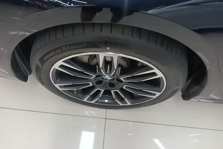 Used BMW 5 Series 2024 530Li Leading Model M Sport Package Left Front Wheel Hub