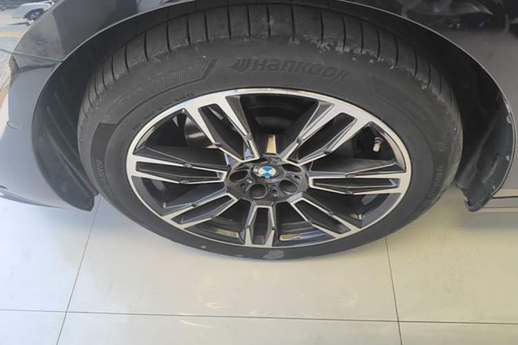 Used BMW 5 Series 2024 530Li Leading Model M Sport Package Left Front Wheel Hub