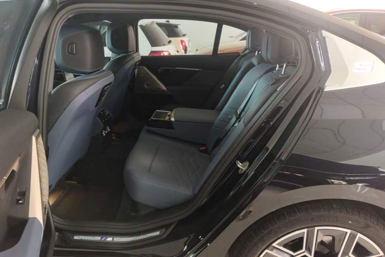 Used BMW 5 Series 2024 530Li Luxury Edition M Sport Package Left Rear Seat