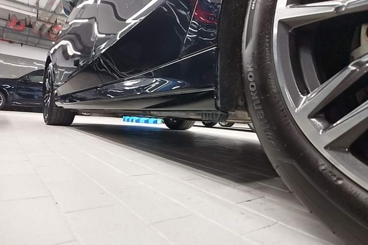Used BMW 5 Series 2024 525Li M Sport Package Left Side Sill
