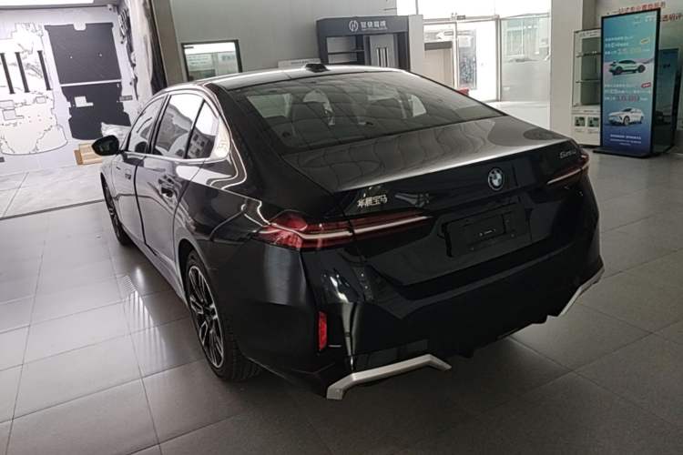 Used BMW 5 Series 2024 525Li M Sport Package Rear Left 45 Deg