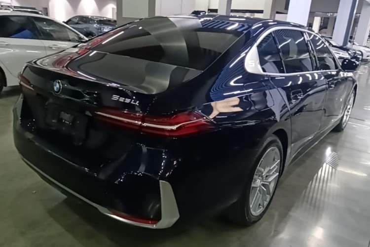 Used BMW 5 Series 2024 525Li Luxury Package Rear Right 45 Deg