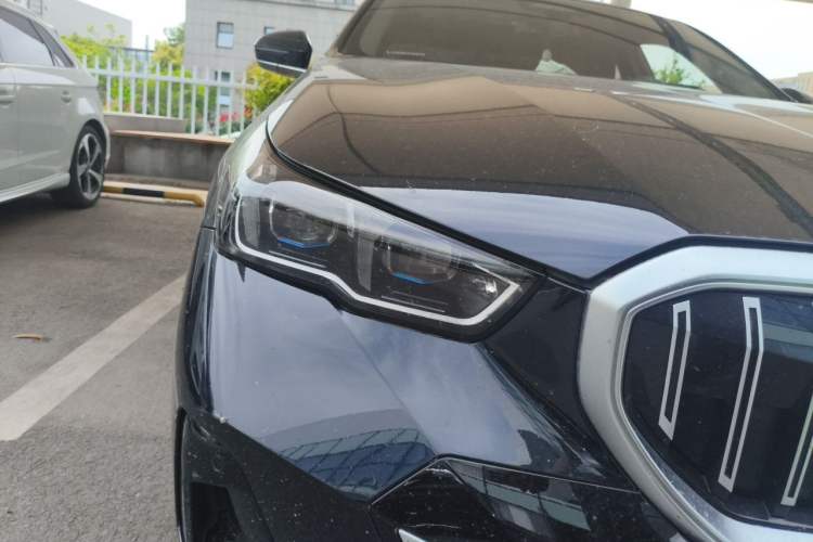 Used BMW 5 Series 2024 530Li Luxury Edition M Sport Package Right Front Headlight