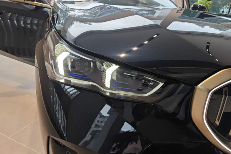 Used BMW 5 Series 2024 530Li Luxury Edition M Sport Package Right Front Headlight