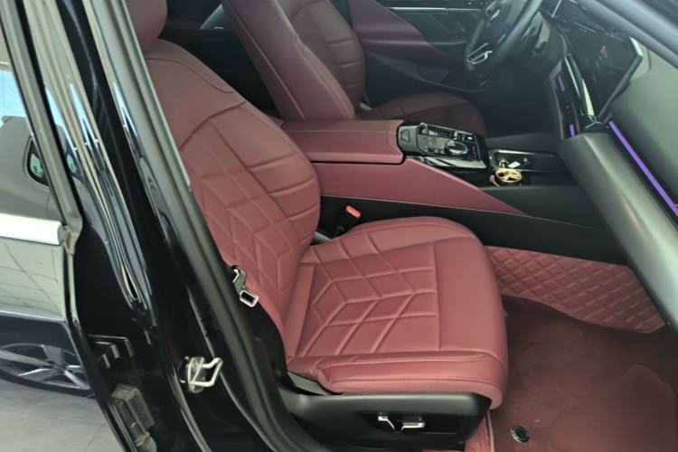 Used BMW 5 Series 2024 525Li M Sport Package Right Front Seat