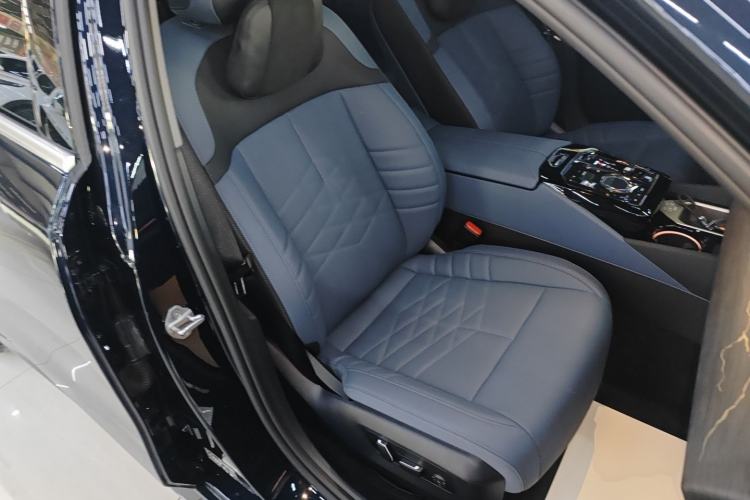 Used BMW 5 Series 2024 530Li Luxury Edition M Sport Package Right Front Seat
