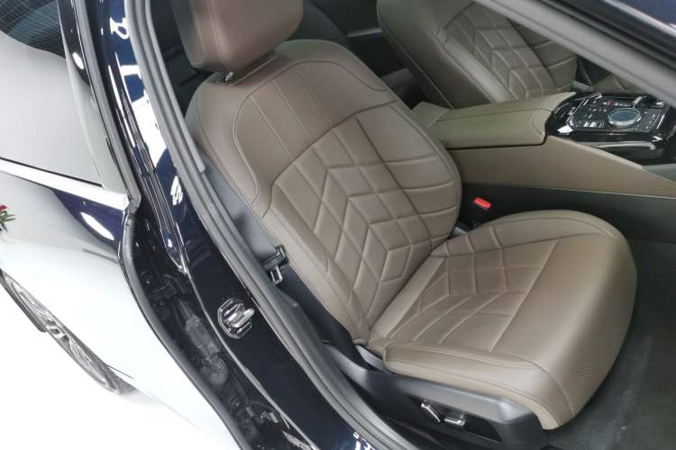 Used BMW 5 Series 2024 530Li Luxury Edition M Sport Package Right Front Seat