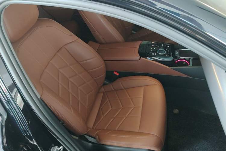 Used BMW 5 Series 2024 525Li M Sport Package Right Front Seat