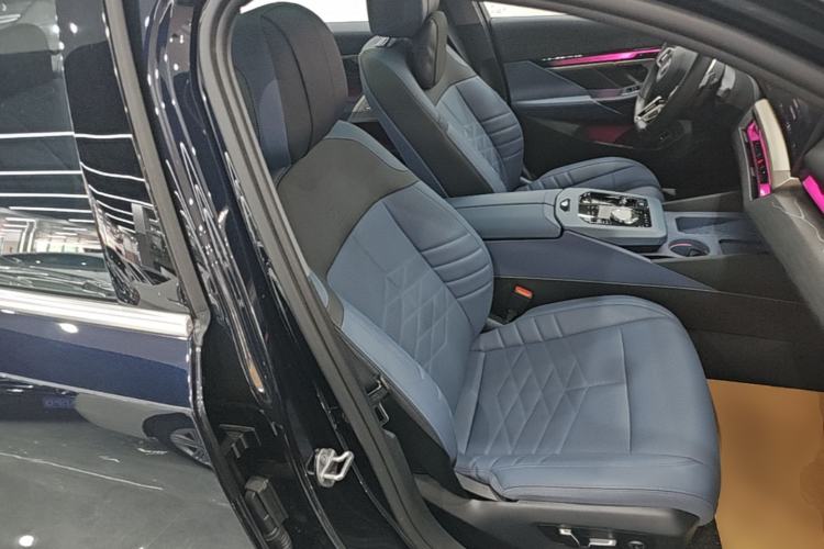 Used BMW 5 Series 2024 530Li Luxury Edition M Sport Package Right Front Seat
