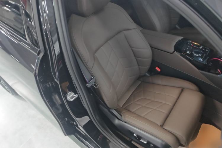 Used BMW 5 Series 2024 530i Luxury Edition M Sport Package Right Front Seat