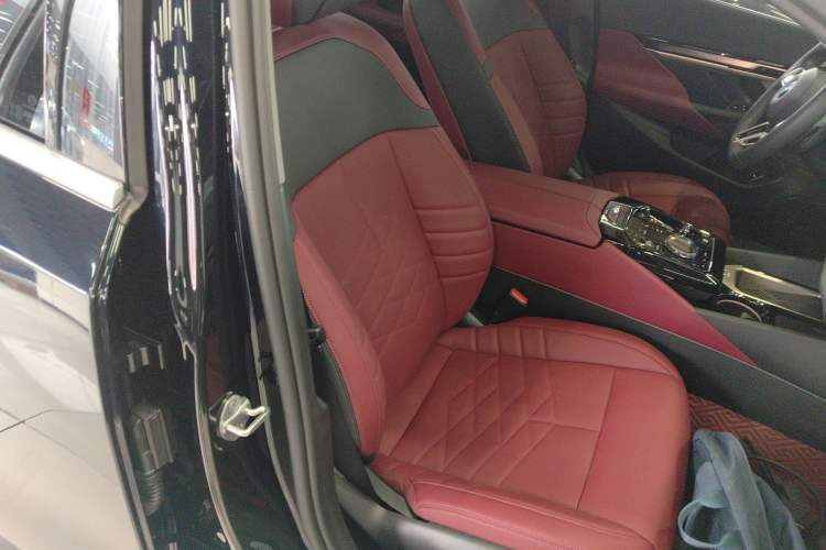 Used BMW 5 Series 2024 530Li Luxury Edition M Sport Package Right Front Seat