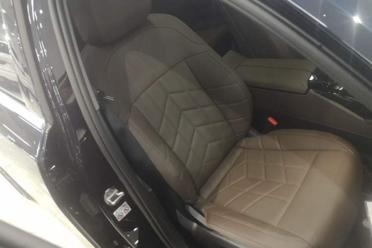 Used BMW 5 Series 2024 525Li M Sport Package Right Front Seat