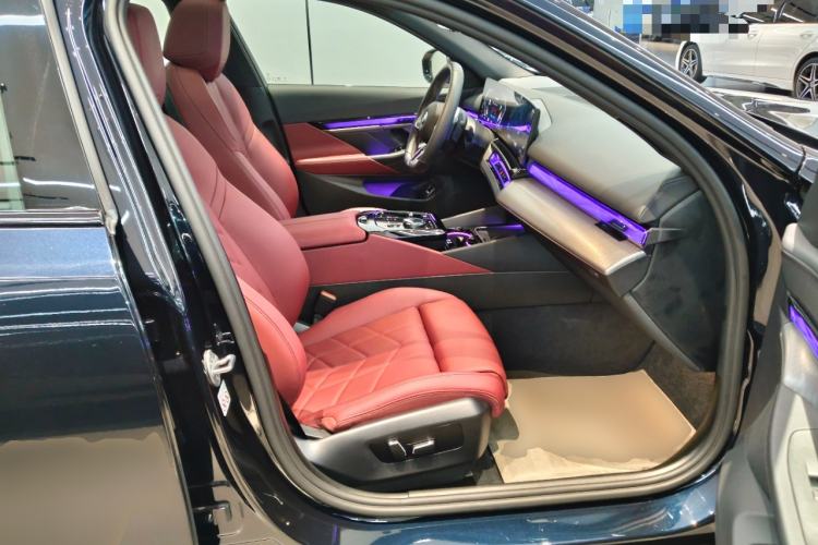 Used BMW 5 Series 2024 530i Leading Model M Sport Package Right Front Seat