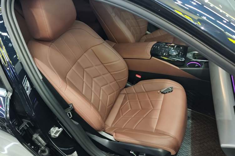 Used BMW 5 Series 2024 525Li M Sport Package Right Front Seat