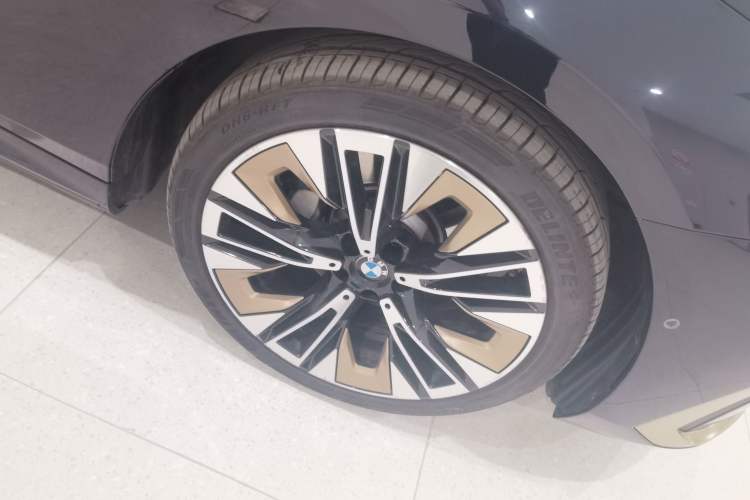 Used BMW 5 Series 2024 530Li xDrive Luxury Package Right Front Wheel Hub