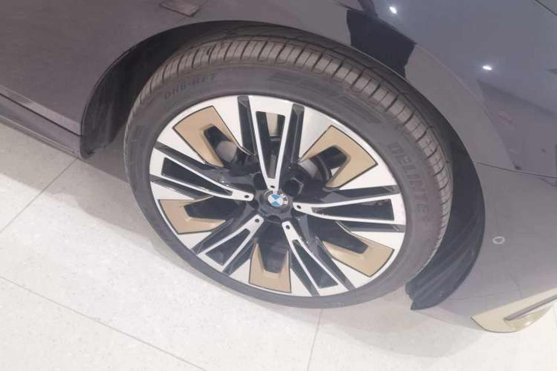 Used BMW 5 Series 2024 530Li xDrive Luxury Package Right Front Wheel Hub