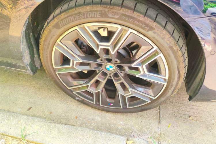 Used BMW 5 Series 2024 530Li Luxury Edition M Sport Package Right Front Wheel Hub