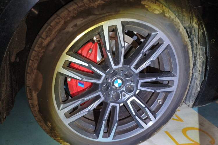 Used BMW 5 Series 2024 525i M Sport Package Right Front Wheel Hub
