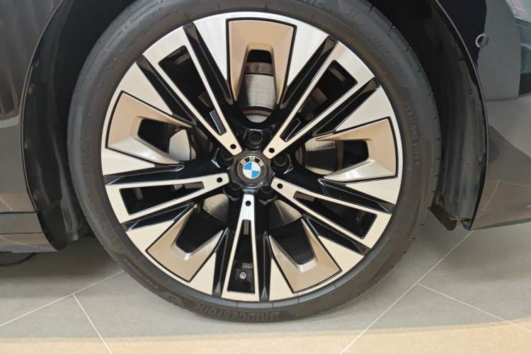 Used BMW 5 Series 2024 530Li Luxury Edition M Sport Package Right Front Wheel Hub