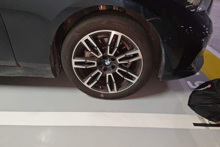 Used BMW 5 Series 2024 525Li M Sport Package Right Front Wheel Hub