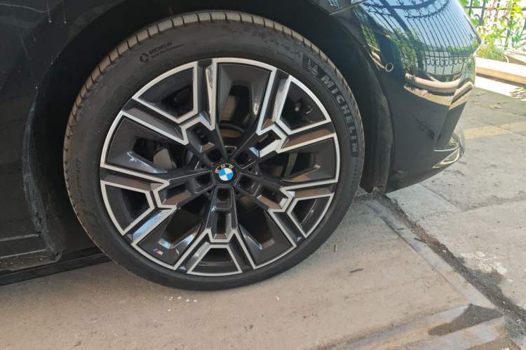 Used BMW 5 Series 2024 530Li Luxury Edition M Sport Package Right Front Wheel Hub
