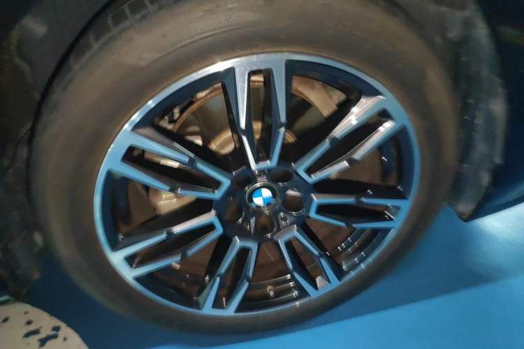 Used BMW 5 Series 2024 525Li M Sport Package Right Front Wheel Hub