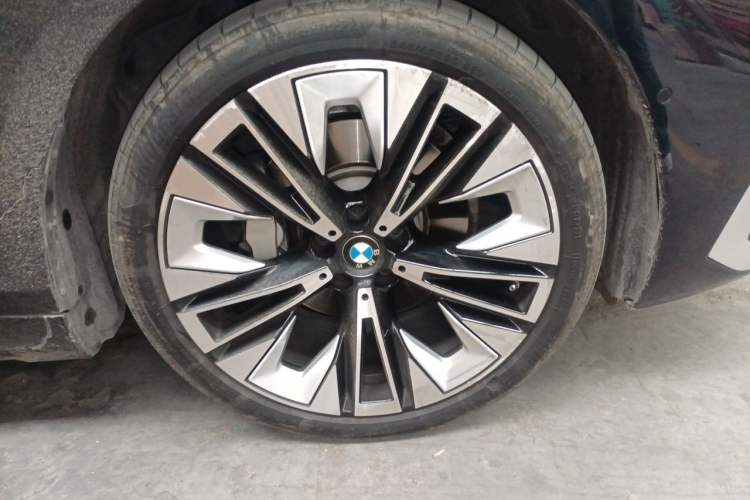 Used BMW 5 Series 2024 530Li Luxury Package Premium Edition Right Front Wheel Hub