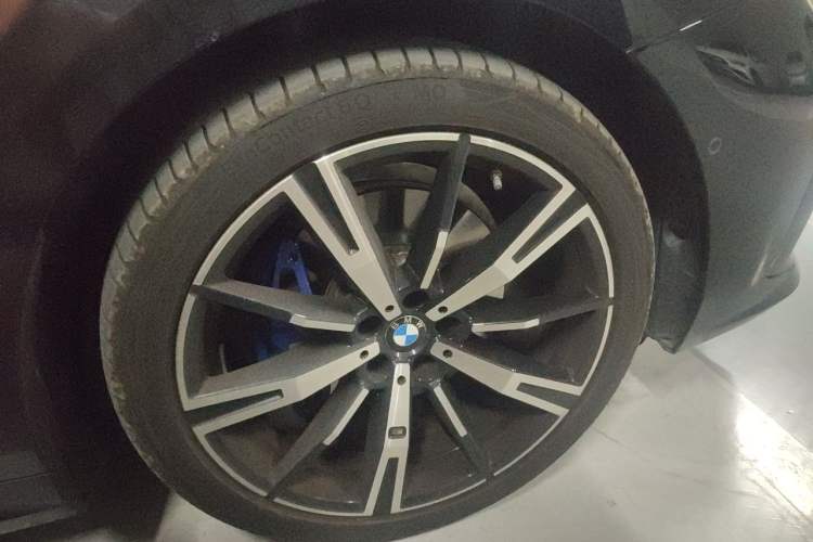 Used BMW 5 Series 2024 530i Luxury Edition M Sport Package Right Front Wheel Hub