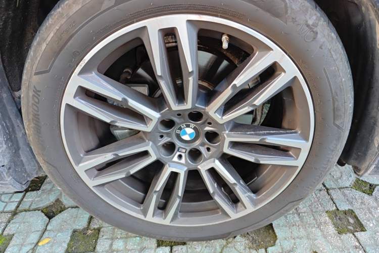 Used BMW 5 Series 2024 525Li M Sport Package Right Front Wheel Hub