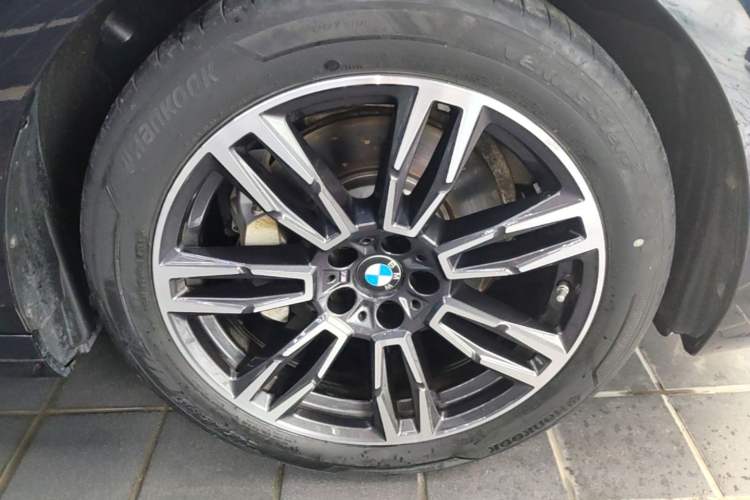 Used BMW 5 Series 2024 530Li Leading Model M Sport Package Right Front Wheel Hub