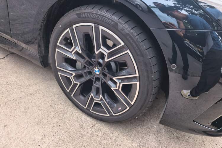 Used BMW 5 Series 2024 530Li Luxury Edition M Sport Package Right Front Wheel Hub