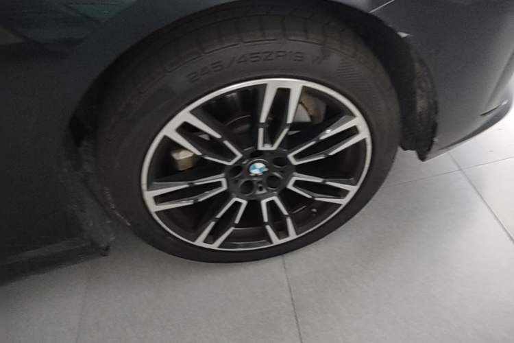Used BMW 5 Series 2024 525Li M Sport Package Right Front Wheel Hub