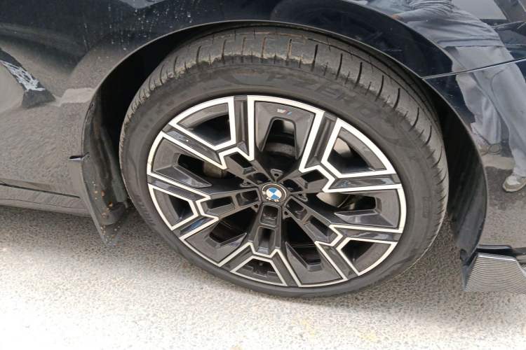 Used BMW 5 Series 2024 530Li Leading Luxury Package Right Front Wheel Hub