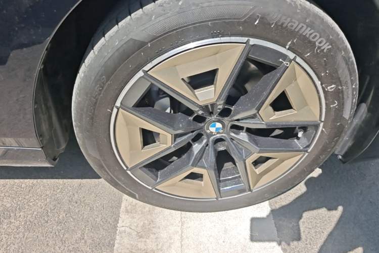 Used BMW 5 Series 2024 530Li Leading Model M Sport Package Right Front Wheel Hub